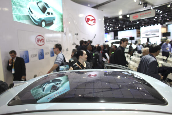 Một tấm pin năng lượng mặt trời được tích hợp vào chiếc F3BD của nhà sản xuất xe hơi Trung Quốc, một chiếc xe hybrid, tại khu trưng bày của công ty tại Triển lãm Xe hơi Quốc tế Bắc Mỹ ở Detroit, Michigan, ngày 10/01/2011. (Ảnh: Geoff Robins/AFP qua Getty Images)