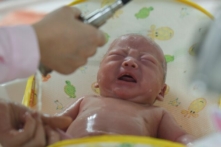 Bức ảnh được chụp vào ngày 19/01/2019 này cho thấy một nhân viên y tế đang chăm sóc một em bé mới sinh tại một bệnh viện ở thành phố Phụ Dương thuộc tỉnh An Huy miền đông Trung Quốc. - Các chuyên gia cho biết, năm ngoái (2021), dân số Trung Quốc sụt giảm lần đầu tiên sau 70 năm, cảnh báo về một “cuộc khủng hoảng nhân khẩu học” gây áp lực lên nền kinh tế đang suy thoái của nước này. (Ảnh: STR/AFP qua Getty Images)