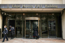 Các nhân viên chấp pháp bước ra khỏi Tòa nhà J. Edgar Hoover của FBI ở Hoa Thịnh Đốn hôm 28/01/2019. (Ảnh: Mark Wilson/Getty Images)
