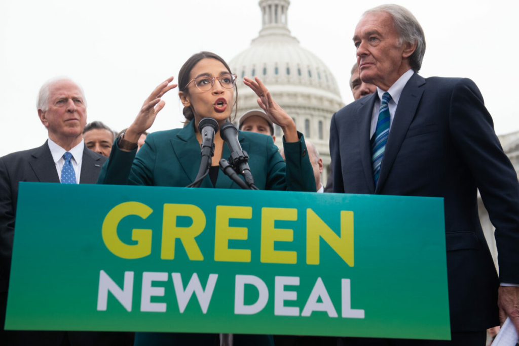 Dân biểu Hoa Kỳ Alexandria Ocasio-Cortez (Dân Chủ-New York) và Thượng nghị sĩ Hoa Kỳ Ed Markey (Dân Chủ-Massachuset) (bên phải) nói trong một cuộc họp báo để công bố dự luật Green New Deal nhằm thúc đẩy các chương trình năng lượng sạch bên ngoài Tòa nhà Quốc hội Hoa Kỳ ở Hoa Thịnh Đốn, vào ngày 07/02/2019. (Ảnh: Saul Loeb/AFP qua Getty Images)