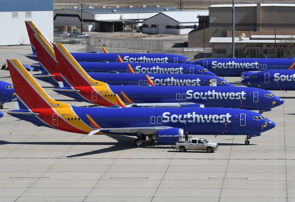 Phi cơ Boeing 737 MAX của Southwest Airlines đậu trên đường băng sau khi hạ cánh, tại Phi trường Southern California Logistics ở Victorville, California, vào ngày 28/03/2019. (Ảnh: Mark Ralston/AFP qua Getty Images)