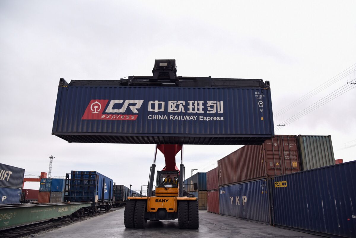 Cần cẩu chuyển một container lên ​​đoàn tàu của China Railway Express đến Âu Châu ở thành phố biên giới Trung Quốc Erenhot, Khu vực Nội Mông, vào ngày 18/04/2019. (Ảnh: STR/AFP/Getty Images)