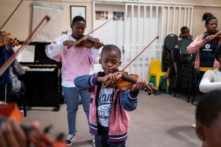 Một cậu bé chơi đàn vĩ cầm trong khóa học với Buskaid tại Nhà Thờ Trưởng Lão Cải Cách ở Diepkloof, Soweto, vào ngày 13/04/2019. (Ảnh: Wikus de Wet/Getty Images)