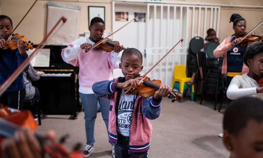 Dàn nhạc, dàn đồng ca, và các ban nhạc tạo nên những trẻ em kiên cường