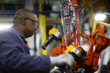 Một công nhân tại nhà máy lắp ráp Ford mới được cải tạo ở Chicago, Illinoi, vào năm 2019. (Ảnh: Jim Young/AFP qua Getty Images)