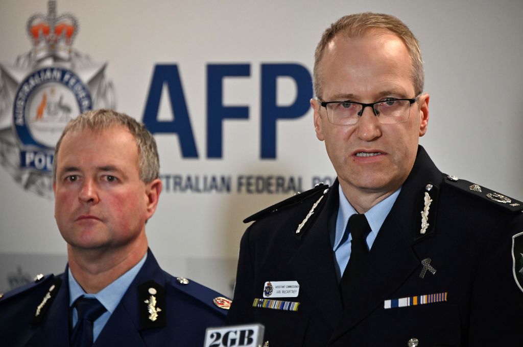 Phụ tá Ủy viên AFP Ian McCartney (Phải) và Phụ tá ủy viên cảnh sát New South Wales Mick Willing nói trước giới truyền thông về một âm mưu được cho là tấn công các đồn công an, đại sứ quán và các cơ sở quốc phòng ở Sydney vào ngày 02/07/2019. (Ảnh: Peter Parks/AFP qua Getty Images )
