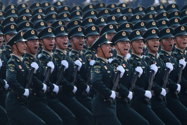 Quân đội Trung Quốc diễn hành trong một cuộc duyệt binh ở Quảng trường Thiên An Môn để đánh dấu kỷ niệm 70 năm thành lập nước Trung Quốc cộng sản ở Bắc Kinh vào ngày 01/10/2019. (Ảnh: Greg Baker/AFP/Getty Images)
