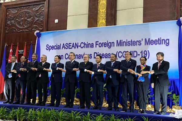 Tổng thư ký ASEAN Lim Jock Hoi (Phải) và các bộ trưởng ngoại giao bắt tay trên khán đài tại một hội nghị thượng đỉnh giữa Trung Quốc và ASEAN (Hiệp hội các quốc gia Đông Nam Á) về dịch virus corona COVID-19 tại Viêng Chăn, Lào, vào ngày 20/02/2020. (Ảnh: Dene-Hern Chen/AFP qua Getty Images)