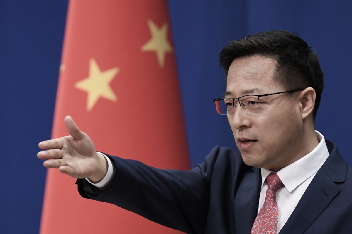 Phát ngôn viên Bộ Ngoại giao Trung Quốc Triệu Lập Kiên trả lời một câu hỏi tại cuộc họp báo thường nhật ở Bắc Kinh vào ngày 08/04/2020. (Ảnh: Greg Baker/AFP qua Getty Images)
