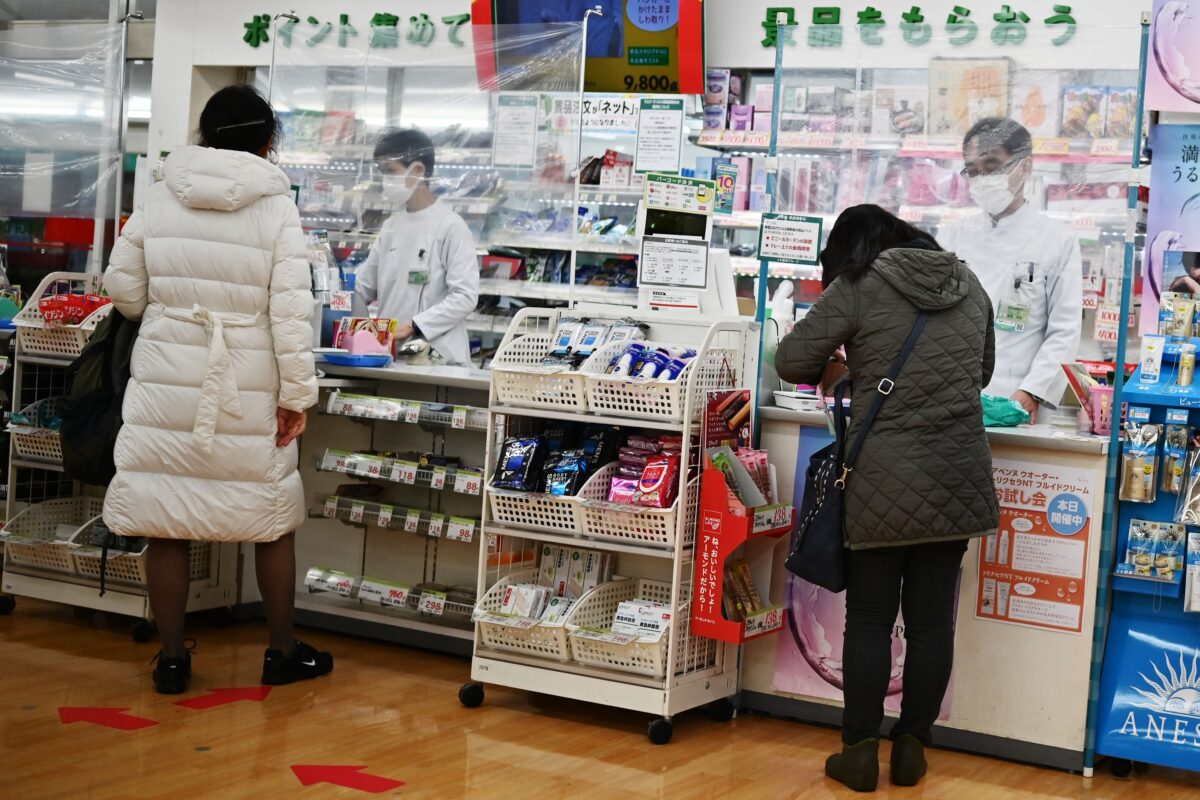 Nhân viên nhà thuốc giúp đỡ khách hàng ở Tokyo vào ngày 13/04/2020. Các hiệu thuốc ở Nhật Bản đang rơi vào tình trạng thiếu hàng khi người mua Trung Quốc tích trữ thuốc để gửi về cho người thân ở Trung Quốc. (Ảnh: Harly Triballeau/AFP qua Getty Images)
