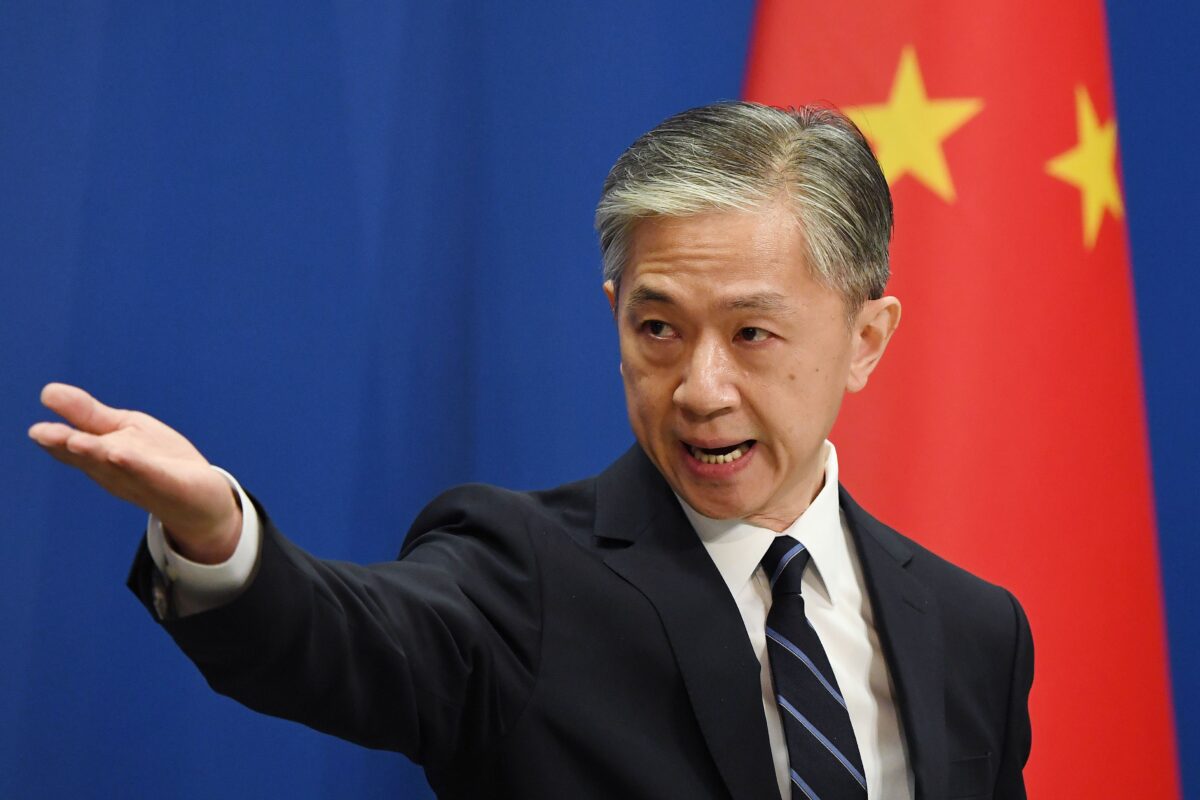 Phát ngôn viên Bộ Ngoại giao Trung Quốc Uông Văn Bân tiếp nhận một câu hỏi trong cuộc họp báo thường nhật của Bộ Ngoại giao tại Bắc Kinh vào ngày 24/07/2020. (Ảnh: Greg Baker/AFP qua Getty Images)