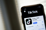 Trong ảnh minh họa này, trang tải ứng dụng TikTok được hiển thị trên iPhone của Apple ở Hoa Thịnh Đốn vào ngày 07/08/2020. (Ảnh: Drew Angerer/Getty Images)