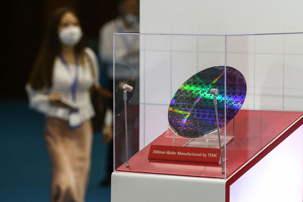 Một vi mạch bán dẫn của Công ty Sản xuất Chất bán dẫn Đài Loan (TSMC) tại Hội nghị Chất bán dẫn Thế giới năm 2020 ở Nam Kinh thuộc tỉnh Giang Tô ven biển của Trung Quốc vào ngày 26/08/2020. (Ảnh: STR/AFP qua Getty Images)