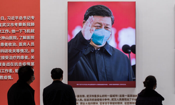 Hình ảnh nhà lãnh đạo Trung Quốc Tập Cận Bình đeo khẩu trang được treo tại một trung tâm hội nghị trước đây được sử dụng làm bệnh viện tạm thời cho bệnh nhân ở Vũ Hán, Trung Quốc, vào ngày 15/01/2021. (Ảnh: Nicolas Asfouri/AFP qua Getty Images)
