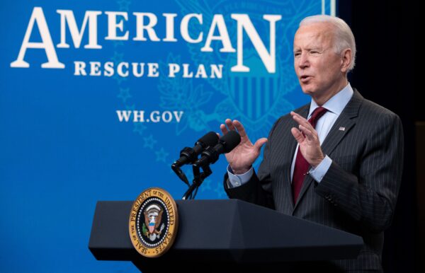 Tổng thống Joe Biden trình bày về Kế hoạch Giải cứu Người Mỹ và Chương trình Bảo vệ Tiền lương (PPP) dành cho các doanh nghiệp nhỏ nhằm ứng phó với virus corona tại Tòa nhà Văn phòng Điều hành Eisenhower ở Hoa Thịnh Đốn, vào ngày 22/02/2021. (Ảnh: Saul Loeb/AFP qua Getty Images)