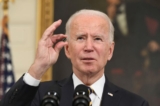 Tổng thống Joe Biden cầm một vi mạch khi diễn thuyết trước khi ký sắc lệnh về việc bảo đảm các chuỗi cung ứng quan trọng, tại State Dining Room của Tòa Bạch Ốc ở Hoa Thịnh Đốn hôm 24/02/2021. (Ảnh: Saul Loeb/AFP qua Getty Images)