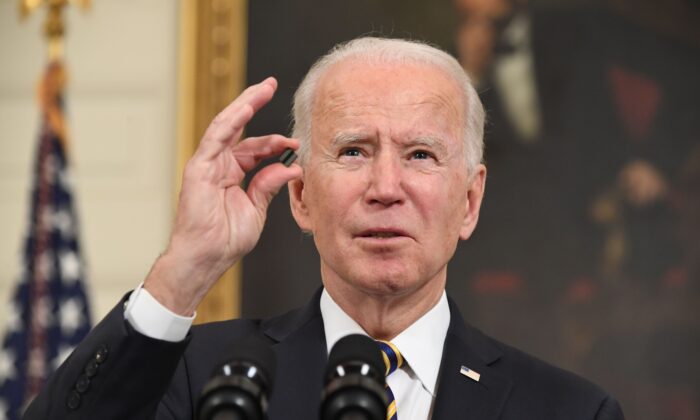 TT Biden: Tòa Bạch Ốc đang hành động để buộc các hãng hàng không chịu trách nhiệm về tình trạng hủy chuyến bay