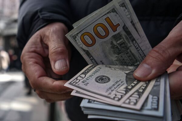 Một người bán dịch vụ đổi tiền đếm các tờ USD tại Tahtakale ở Istanbul, Thổ Nhĩ Kỳ. (Ảnh: Ozan Kose/AFP qua Getty Images)