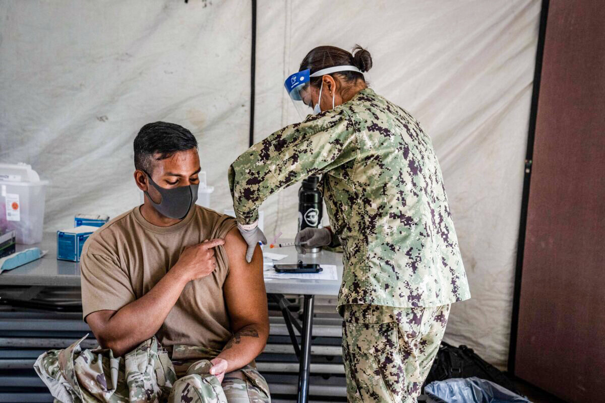 Một thành viên của quân đội Hoa Kỳ chích vaccine Moderna COVID-19 tại Trại Foster ở Ginowan, Nhật Bản, vào ngày 28/04/2021. (Ảnh: Carl Court/Getty Images)