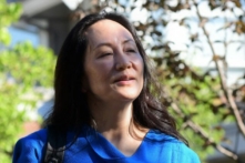 Giám đốc Tài chính Huawei Mạnh Vãn Chu rời căn nhà của mình ở Vancouver để tham dự phiên tòa xét xử vụ án dẫn độ tại Tòa án Tối cao Tỉnh bang British Columbia, ở Vancouver, Canada, hôm 04/08/2021. (Ảnh: Don Mackinnon/AFP qua Getty Images)