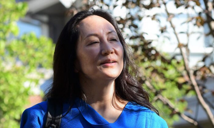 Giám đốc Tài chính Huawei Mạnh Vãn Chu rời căn nhà của mình ở Vancouver để tham dự phiên tòa xét xử vụ án dẫn độ tại Tòa án Tối cao Tỉnh bang British Columbia, ở Vancouver, Canada, hôm 04/08/2021. (Ảnh: Don Mackinnon/AFP qua Getty Images)