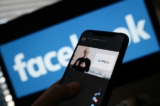 Trong bức hình minh họa được chụp ở Los Angeles vào ngày 28/10/2021 này, một người đang xem Giám đốc điều hành Facebook Mark Zuckerberg tiết lộ biểu tượng META trên điện thoại thông minh. (Ảnh: Chris Delmas/AFP qua Getty Images)