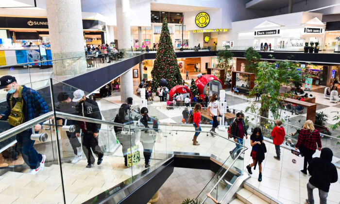 Mọi người dạo quanh một trung tâm mua sắm ở Santa Anita, California, hôm 20/12/2021. (Ảnh: Frederic J. Brown/AFP qua Getty Images)