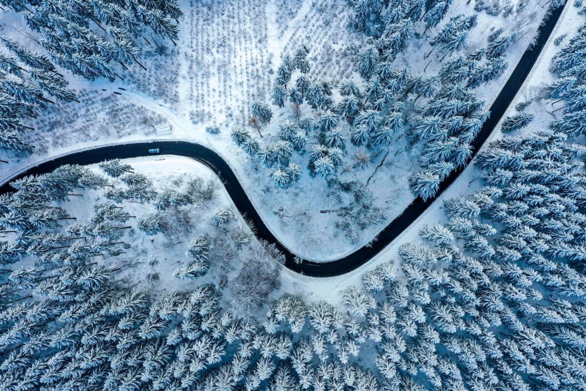 Ảnh chụp từ trên không cho thấy một phong cảnh phủ đầy tuyết vào một ngày mùa đông đầy nắng gần Winterberg, Đức, hôm 06/01/2022. (Ảnh: Ina Fassbender/AFP qua Getty Images)