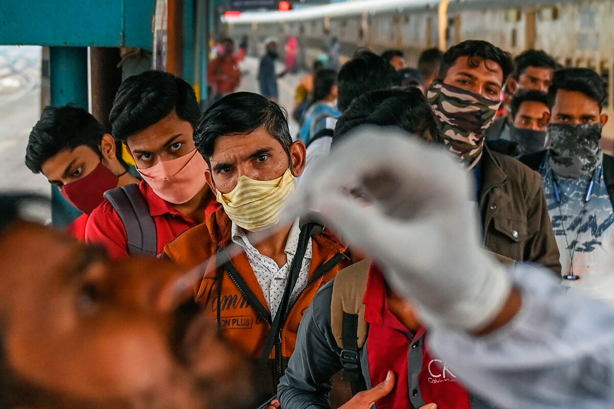 Mọi người xếp hàng để xét nghiệm COVID-19 bằng tăm bông ngoáy mũi ở Mumbai, Ấn Độ, hôm 07/01/2022. Số ca mắc COVID-19 trên toàn thế giới vừa vượt quá 300 triệu. (Ảnh: Punit Paranjpe/AFP qua Getty Images)