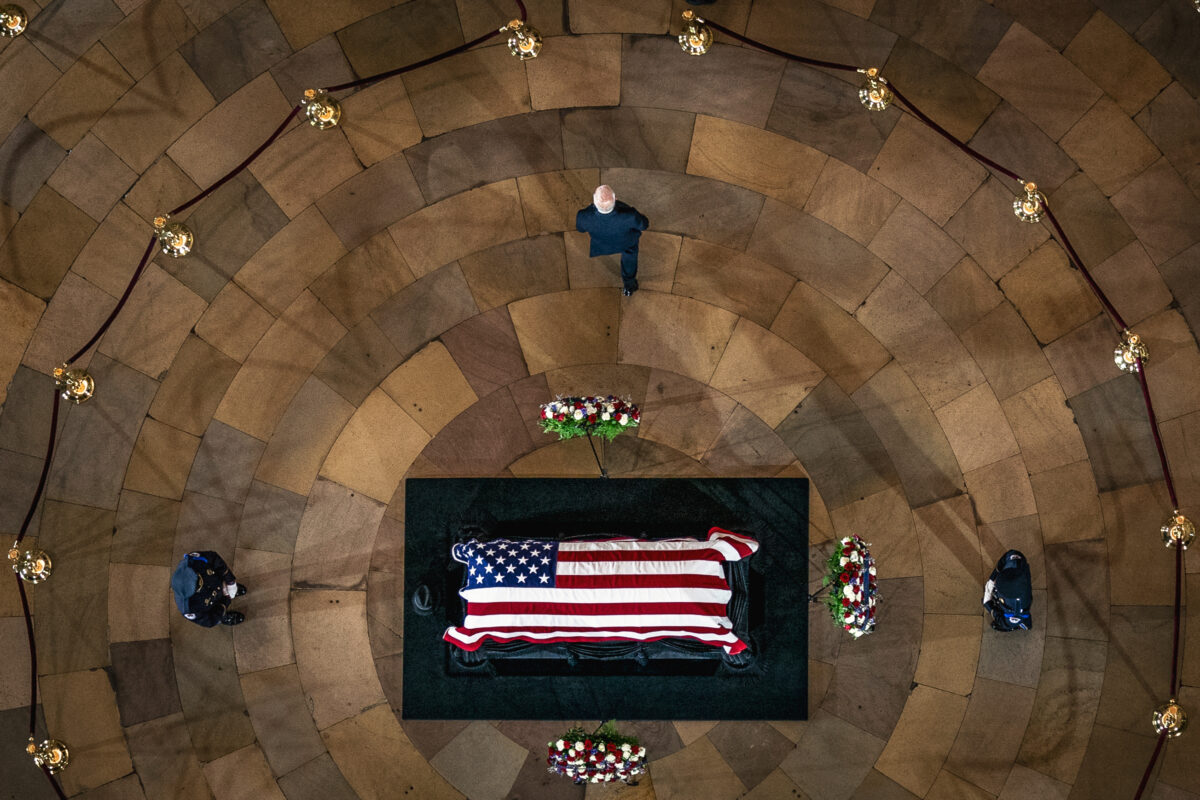 Tổng thống Joe Biden rời đi sau khi bày tỏ lòng thành kính trước quan tài của cựu Thượng nghị sĩ Hoa Kỳ Harry Reid tại lễ viếng linh cữu tại Phòng Rotunda của Điện Capitol Hoa Kỳ, hôm 12/01/2022. (Ảnh: Andrew Harnik/POOL/AFP qua Getty Images)