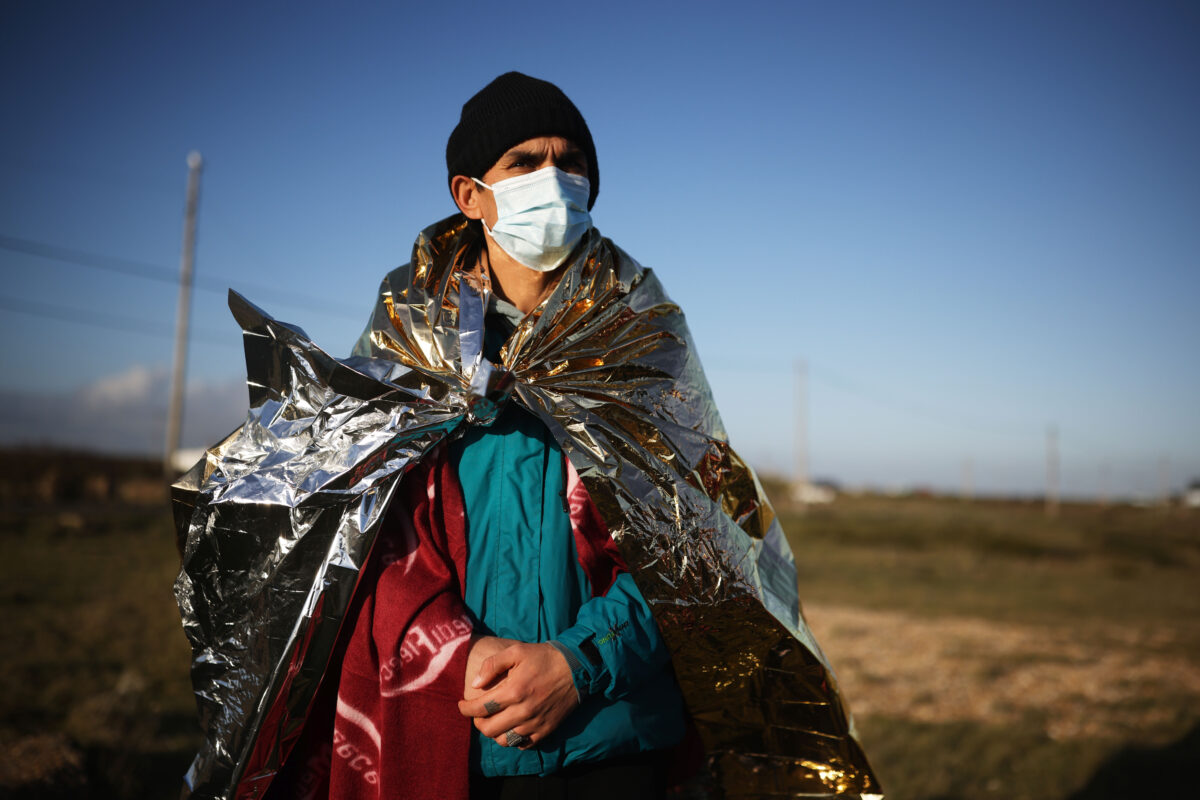 Một di dân đến Anh quốc sau khi bị Lực lượng Biên phòng Vương quốc Anh chặn lại ở Eo biển Manche (English Channel), hôm 18/01/2022. Hồi năm 2021, số người di cư bằng thuyền tăng gấp ba lần lên 28,000 người so với năm 2020. (Ảnh: Dan Kitwood/Getty Images)