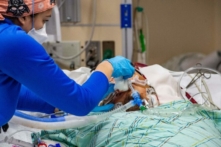 Một nhân viên y tế đang điều trị một bệnh nhân 40 tuổi chưa chích vaccine đang đặt nội khí quản do chịu ảnh hưởng từ Covid-19 tại phòng ICU của Bệnh viện Hartford ở Hartford, Connecticut ngày 18/01/2022. (Ảnh: Joseph Prezioso / AFP qua Getty Images)