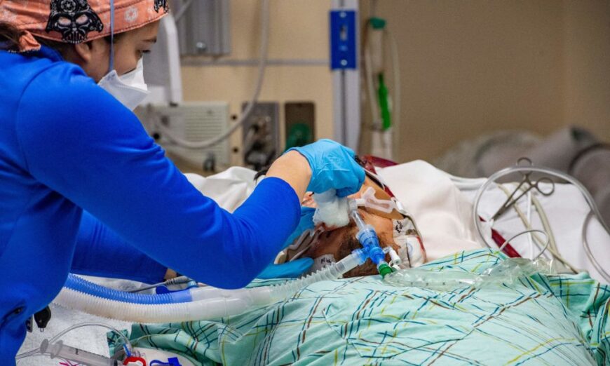 Một nhân viên y tế đang điều trị một bệnh nhân 40 tuổi chưa chích vaccine đang đặt nội khí quản do chịu ảnh hưởng từ Covid-19 tại phòng ICU của Bệnh viện Hartford ở Hartford, Connecticut ngày 18/01/2022. (Ảnh: Joseph Prezioso / AFP qua Getty Images)