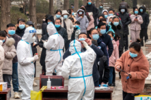 Người dân xếp hàng để được xét nghiệm axit nucleic chẩn đoán COVID-19 ở An Dương thuộc tỉnh Hà Nam, miền trung Trung Quốc hôm 26/01/2022. (Ảnh: STR/AFP qua Getty Images)