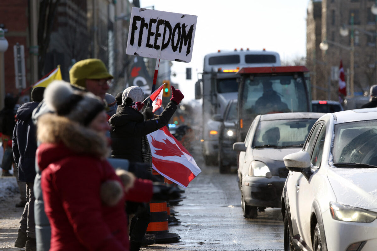 Những người ủng hộ Freedom Convoy (Đoàn Xe Tự Do) phản đối các lệnh bắt buộc chích ngừa và các hạn chế COVID-19 trước Nghị viện Canada, ở Ottawa, Canada, hôm 28/01/2022. Một đoàn xe tải đã khởi hành từ Vancouver hôm 23/01/2022, trên đường đi biểu tình phản đối lệnh bắt buộc chích vaccine ở thủ đô Ottawa. (Ảnh: Dave Chan/AFP qua Getty Images)