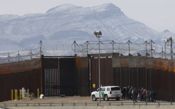 Các nhân viên Tuần tra Biên giới bắt giữ một nhóm người di cư gần bức tường biên giới, sau khi họ tiến vào Hoa Kỳ từ Ciudad Juarez, tiểu bang Chihuahua, ở El Paso, Texas, hôm 03/02/2022. (Ảnh: Herika Martinez/AFP qua Getty Images)