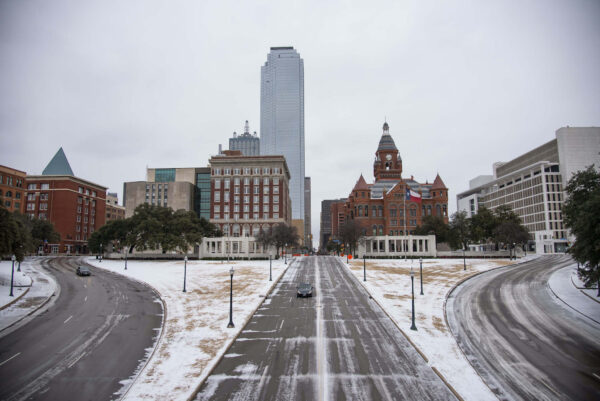 Xe hơi chạy qua trung tâm thành phố ở Dallas, Hoa Kỳ, hôm 03/02/2022. (Ảnh: Emil Lippe/Getty Images)