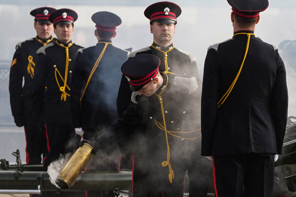 Một thành viên của Đại đội Pháo binh Danh dự nạp một khẩu đại bác để bắn chào mừng trước Cầu Tháp của London, đánh dấu kỷ niệm 70 năm ngày Nữ hoàng Elizabeth Đệ nhị đăng cơ, hôm 07/02/2022. (Ảnh: Niklas Halle’n/AFP qua Getty Hình ảnh)