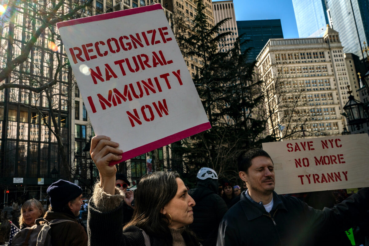Mọi người tập trung tại Tòa thị chính để phản đối quy định về vaccine của thành phố New York, tại thành phố New York, hôm 11/02/2022. (Ảnh: David Dee Delgado/Getty Images)