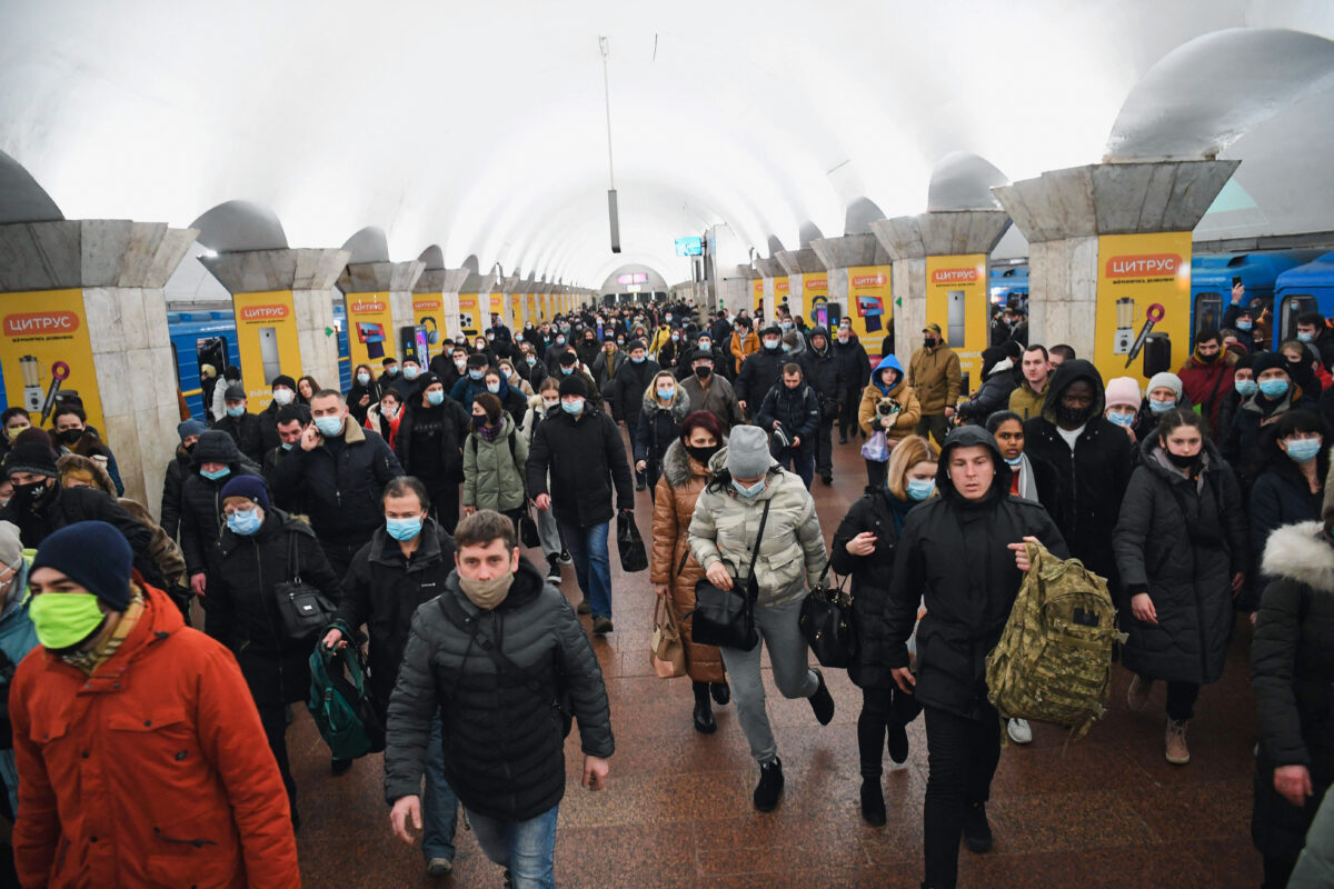 Dân thường tập trung tại một ga tàu điện ngầm ở Kyiv, Ukraine, hôm 24/02/2022, sau khi Tổng thống Nga Vladimir Putin tuyên bố một chiến dịch quân sự và các tiếng nổ vang lên. Ngoại trưởng Nga cho biết một “cuộc xâm lược toàn diện” đang được tiến hành. (Ảnh: Daniel Leal/AFP qua Getty Images)