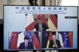 Một màn hình video hiển thị Tổng thống Pháp Emmanuel Macron (dưới cùng bên trái), Thủ tướng Đức Olaf Scholz (dưới cùng bên phải) và lãnh đạo Trung Quốc Tập Cận Bình (trên cùng) tham dự một cuộc họp video để thảo luận về cuộc khủng hoảng Ukraine tại Điện Elysee ở Paris, hôm 08/03/2022. (Ảnh: Benoit Tessier/AFP/Getty Images)