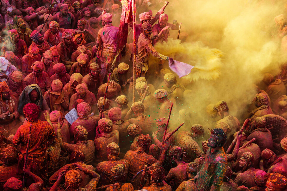 Những người tham gia tràn ngập trong màu sắc hát những bài thánh ca trong lễ hội màu sắc mùa xuân của người Hindu tại làng Nandgaon ở bang Uttar Pradesh của Ấn Độ, hôm 12/03/2022. (Ảnh: AFP qua Getty Images)