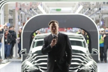 Giám đốc điều hành hãng Tesla, ông Elon Musk, nói trong lễ khai trương chính thức nhà máy sản xuất xe điện Tesla mới gần thành phố Gruenheide, Đức, hôm 22/03/2022. (Ảnh: Christian Marquardt - Pool/Getty Images)