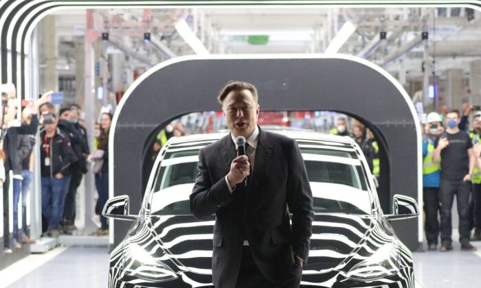 Giám đốc điều hành hãng Tesla, ông Elon Musk, nói trong lễ khai trương chính thức nhà máy sản xuất xe điện Tesla mới gần thành phố Gruenheide, Đức, hôm 22/03/2022. (Ảnh: Christian Marquardt - Pool/Getty Images)