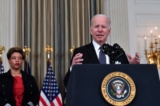 Tổng thống Hoa Kỳ Joe Biden công bố Ngân sách cho Năm Tài khóa 2023 khi Quyền Giám đốc Văn phòng Quản lý và Ngân sách Shalanda Young lắng nghe trong Phòng tiệc chính phủ của Tòa Bạch Ốc ở Hoa Thịnh Đốn hôm 28/03/2022. (Ảnh: Nicholas Kamm/AFP qua Getty Images)