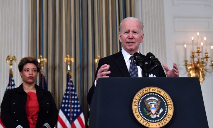 Tổng thống Hoa Kỳ Joe Biden công bố Ngân sách cho Năm Tài khóa 2023 khi Quyền Giám đốc Văn phòng Quản lý và Ngân sách Shalanda Young lắng nghe trong Phòng tiệc chính phủ của Tòa Bạch Ốc ở Hoa Thịnh Đốn hôm 28/03/2022. (Ảnh: Nicholas Kamm/AFP qua Getty Images)