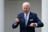 Tổng thống Joe Biden giơ một bộ súng ma trong một sự kiện ở Vườn Hồng của Tòa Bạch Ốc ở Hoa Thịnh Đốn hôm 11/04/2022. (Ảnh: Drew Angerer/Getty Images)