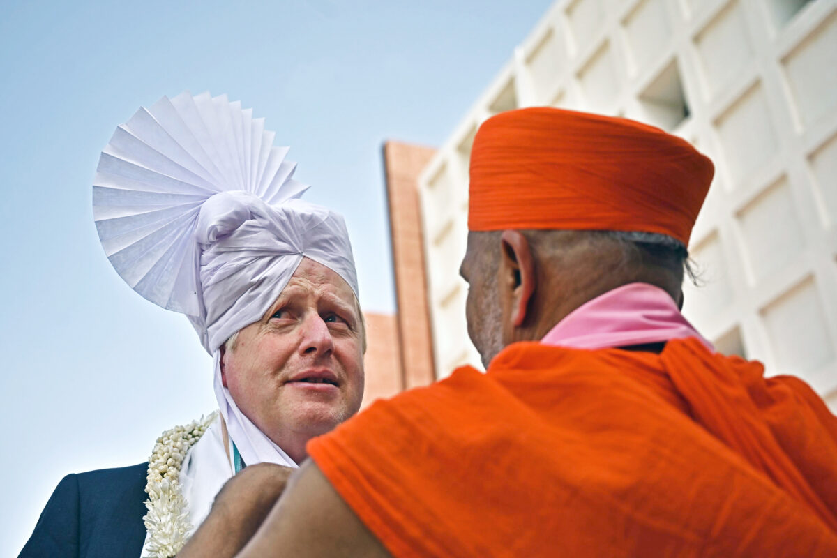 Thủ tướng Vương quốc Anh, ông Boris Johnson, đội khăn xếp truyền thống trên đầu sau khi đến một trường đại học ở Gandhinagar trong chuyến công du hai ngày tới Ấn Độ, hôm 21/04/2022. (Ảnh: Ben Stansall – WPA Pool/Getty Images)