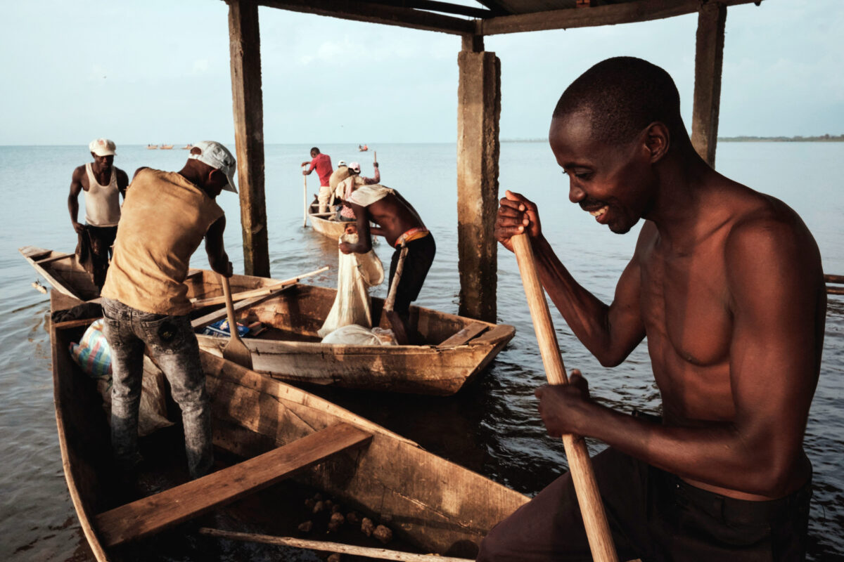 Ngư dân ra khơi đánh cá trên Hồ Tanganyika ở Bujumbura, Burundi, hôm 16/03/2022. Burundi được xếp là quốc gia nghèo nhất thế giới xét về tổng sản phẩm quốc nội bình quân đầu người, theo Ngân hàng Thế giới. (Ảnh: Yasuyoshi Chiba/AFP qua Getty Images)