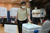 Một phụ nữ bỏ phiếu cho các cuộc bầu cử địa phương trên toàn quốc để bầu thị trưởng, thống đốc, ủy viên hội đồng địa phương và trưởng phòng giáo dục khu vực tại một điểm bỏ phiếu ở Seoul hôm 01/06/2022. (Ảnh: Jung Yeon-je/AFP qua Getty Images)
